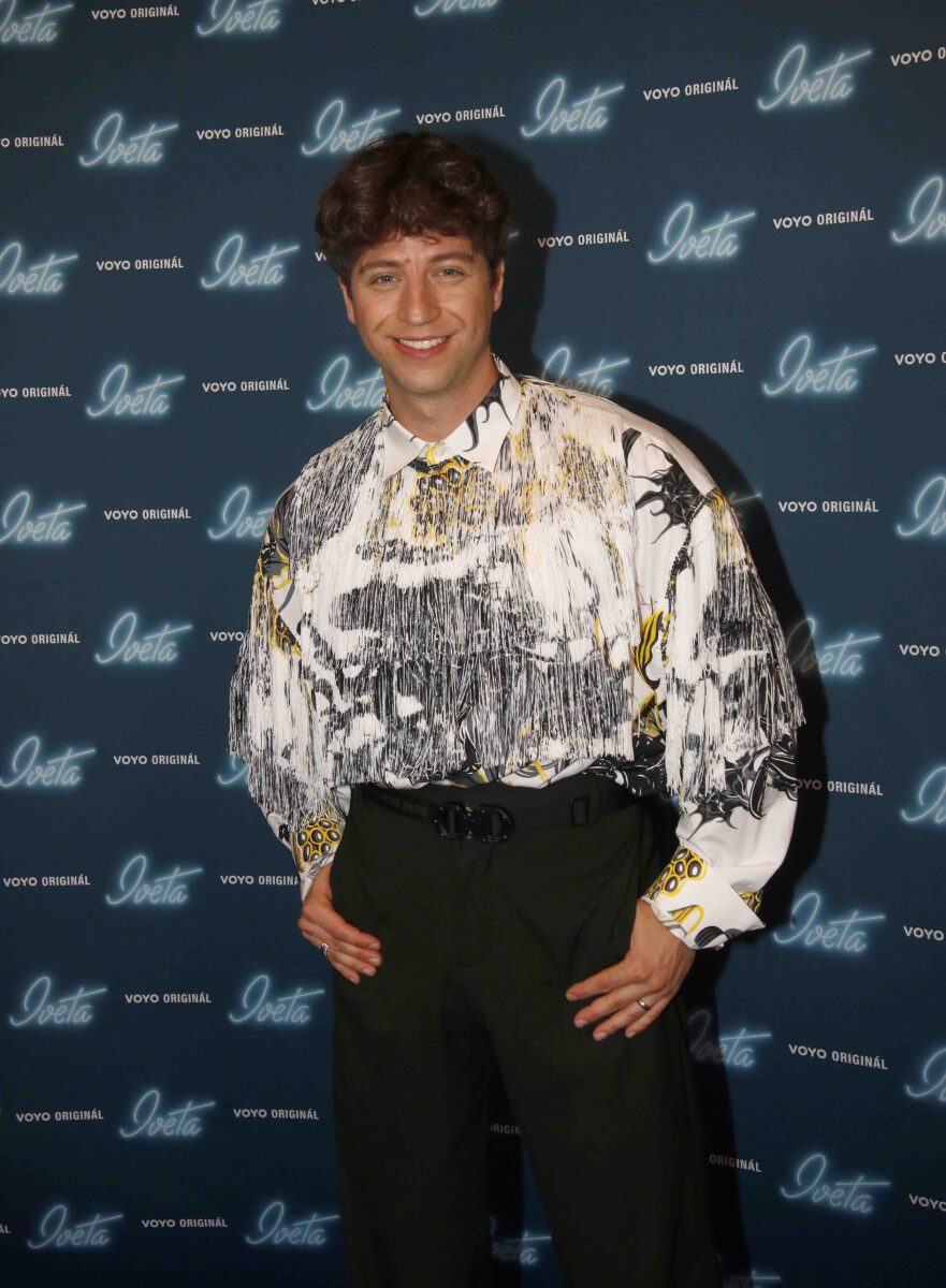 Zpěvák Milan Peroutka v pestré košili s třásněmi a vypasovaných kalhotách. Foto: Nextfoto