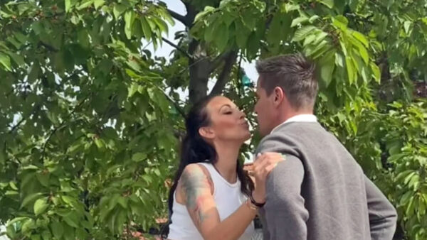Agáta Hanychová a Miroslav Dopita a jejich polibek na 1. máje. Zdroj: IG