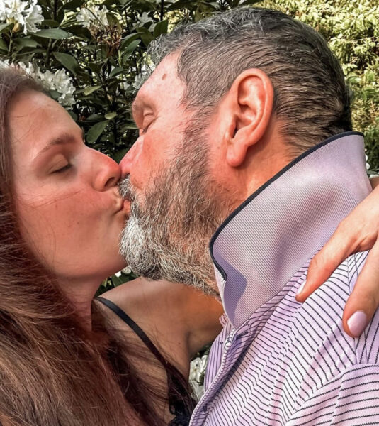 Ornella Koktová a Josef Kokta a jejich polibek na 1. máje. Zdroj: IG