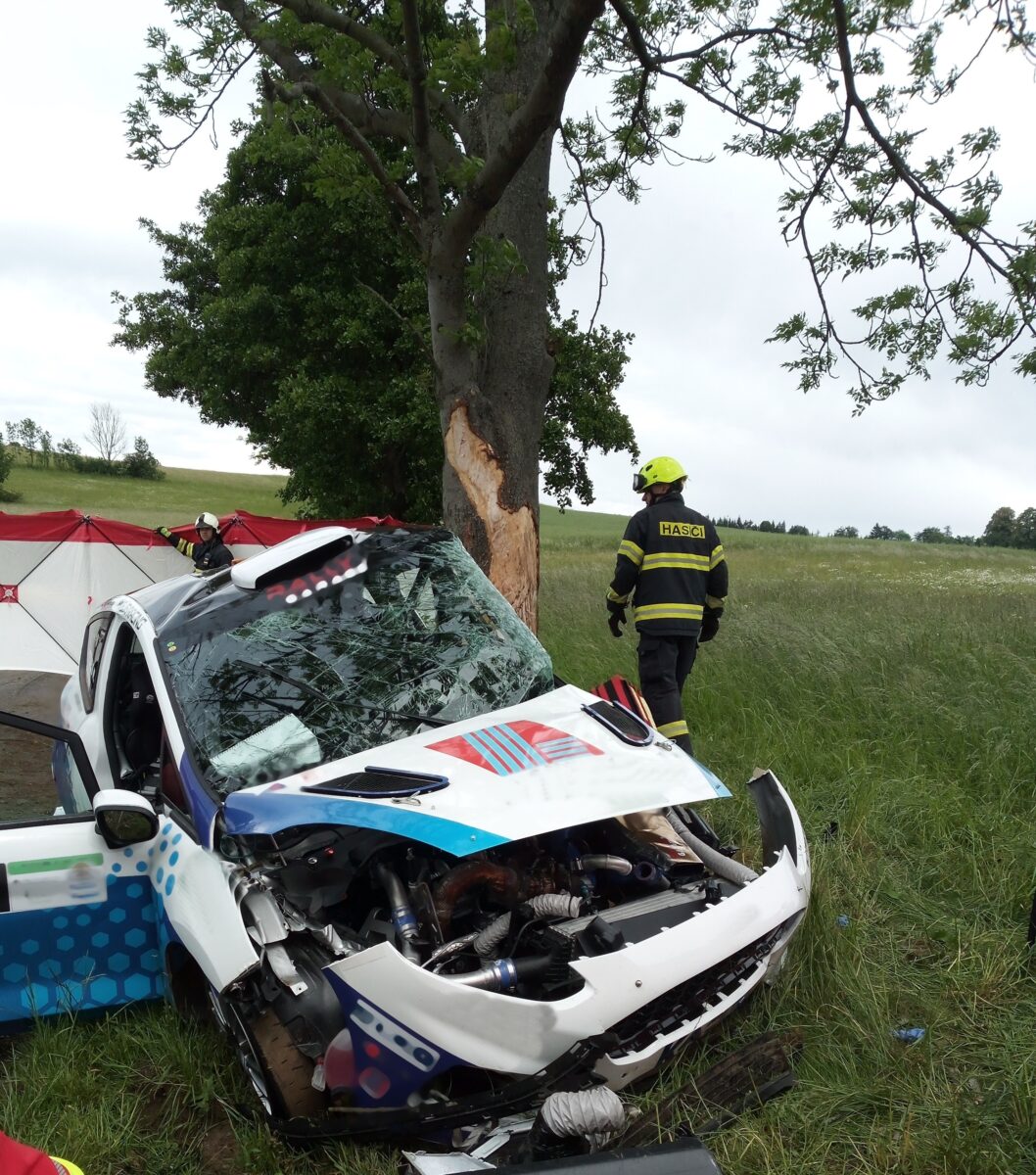 Nehoda u Skuhrova nad Bělou na Rychnovsku. Foto: HZS