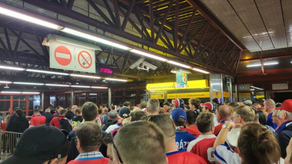 Přecpané metro po zápasech mistrovství světa v hokeji. Foto: ČRzprávy