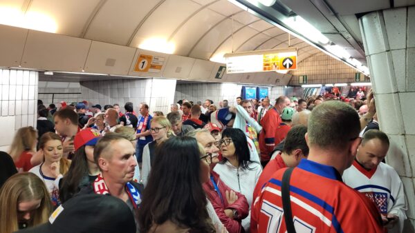 Přecpané metro po zápasech mistrovství světa v hokeji. Foto: ČRzprávy