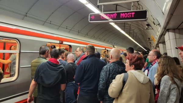 Přecpané metro po zápasech mistrovství světa v hokeji. Foto: ČRzprávy