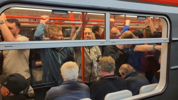 Přecpané metro po zápasech mistrovství světa v hokeji. Foto: ČRzprávy
