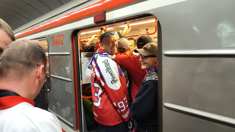 Fanoušci slaví vítězství českých hokejistů. Foto: ČRzprávy