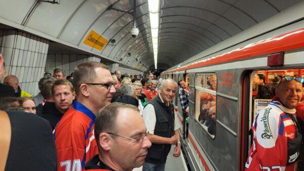 Přecpané metro po zápasech mistrovství světa v hokeji. Foto: ČRzprávy