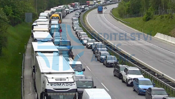 Kvůli požáru se na dálnici D1 před Humpolcem tvoří kolony. Zdroj: ŘSD