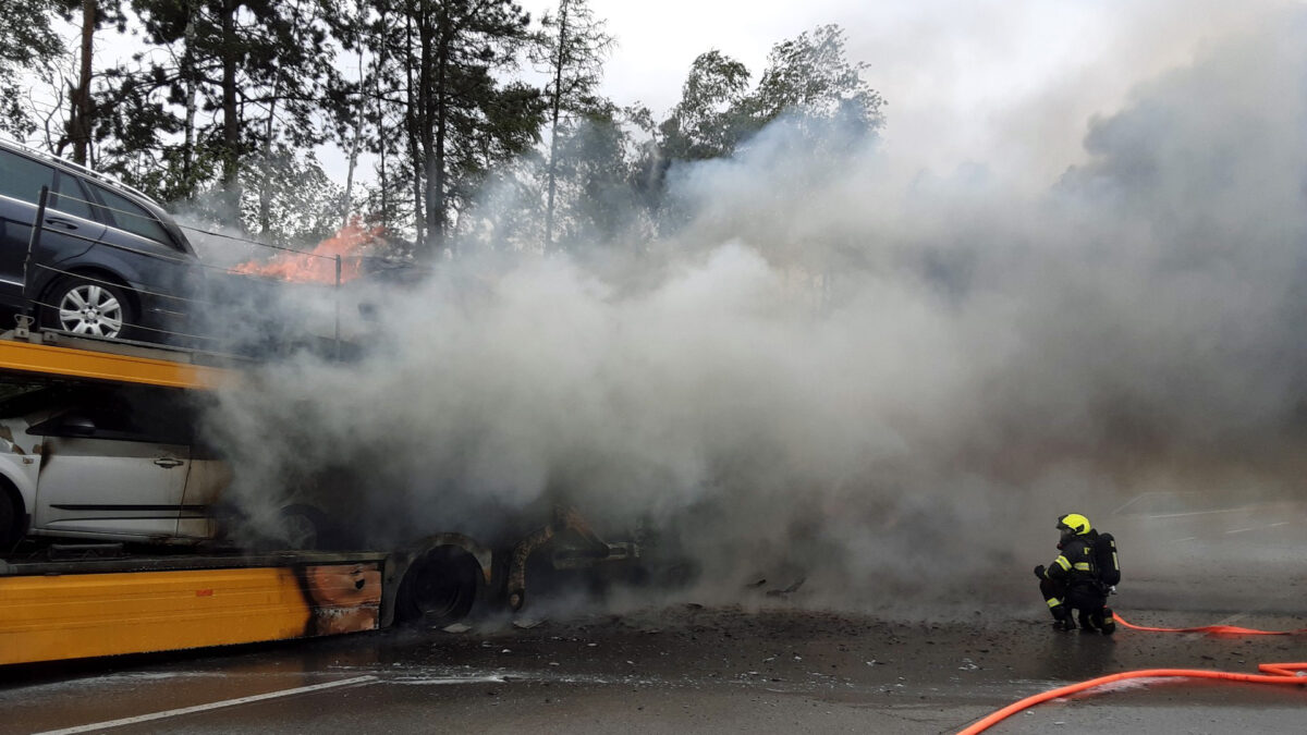Požár kamionu s auty na 45. kilometru dálnice D1 u Humpolce. Foto: HZS