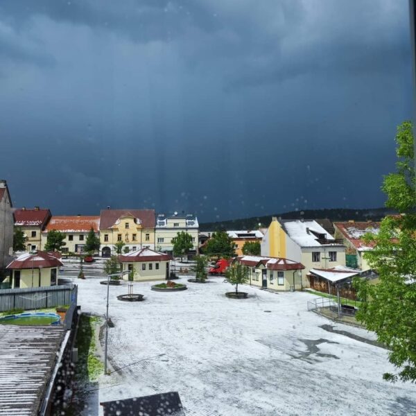 Kroupy zasypaly Rokycansko. Foto: město Zbiroh