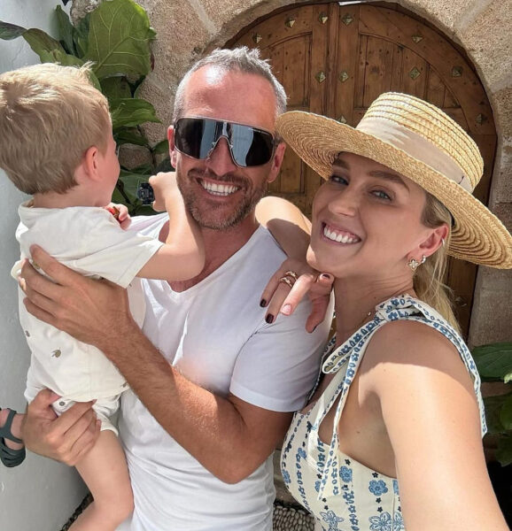 Moderátoři Míra a Zorka Hejdovi se synem v Řecku, kde se natáčí Růže pro nevěstu. Foto: IG