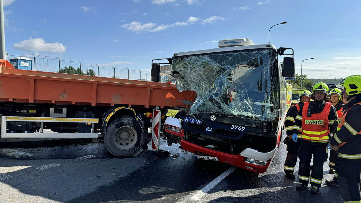 Nehoda autobusu v Praze. Foto: HZS