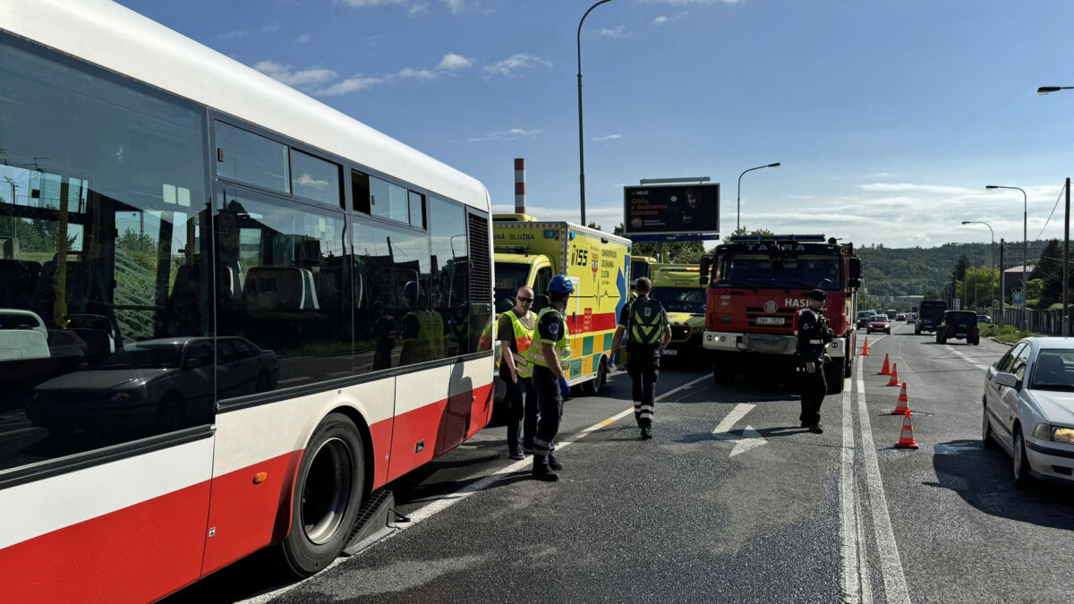 Nehoda autobusu v Praze. Foto: HZS