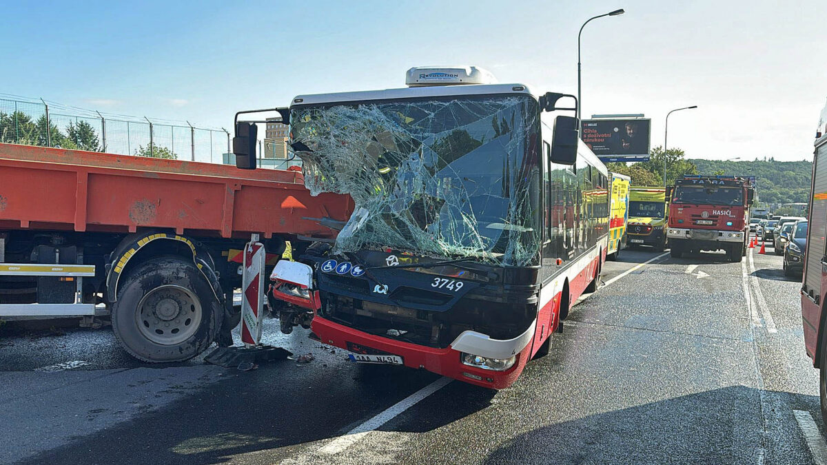 Autobus v Praze narazil do náklaďáku. Foto: PČR