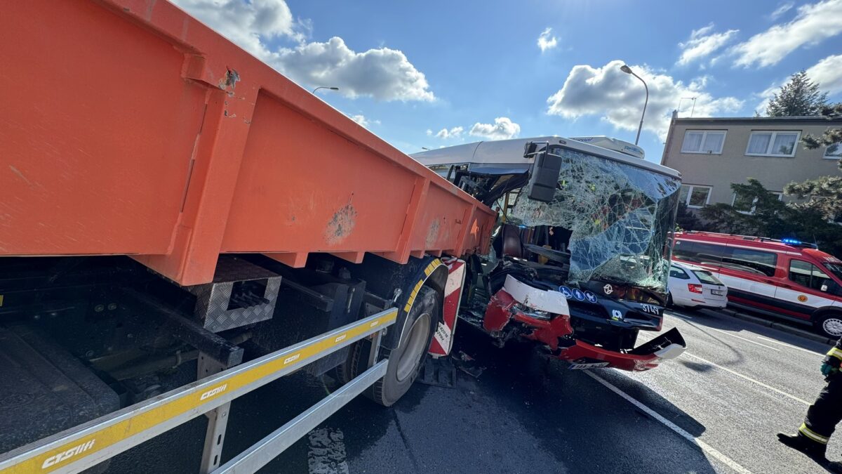 Nehoda autobusu a nákladního vozu v Sulické ulici v Praze. Foto: HZS