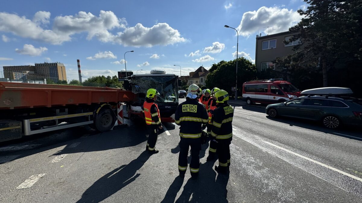 Nehoda autobusu a nákladního vozu v Sulické ulici v Praze. Foto: HZS