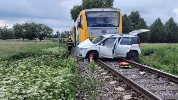 Nehoda vlaku a auta v Hrušové. Foto: HZS