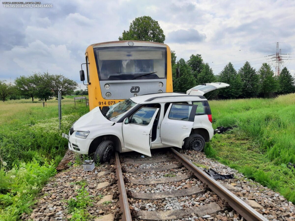 Nehoda vlaku a auta v Hrušové. Foto: DI