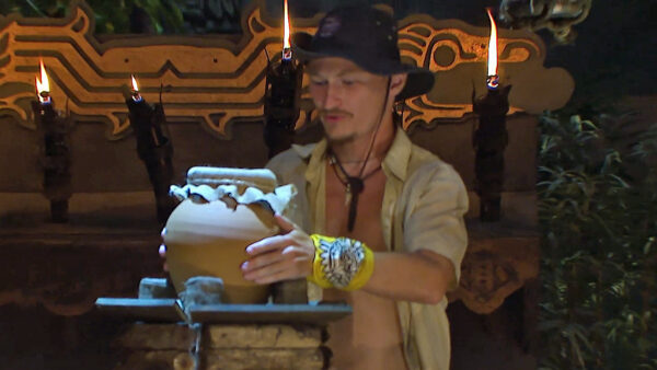 Mikýř jako první rozbil nádobu s vodou, dostal tak šanci na záchranu v duelu. Zdroj: Voyo