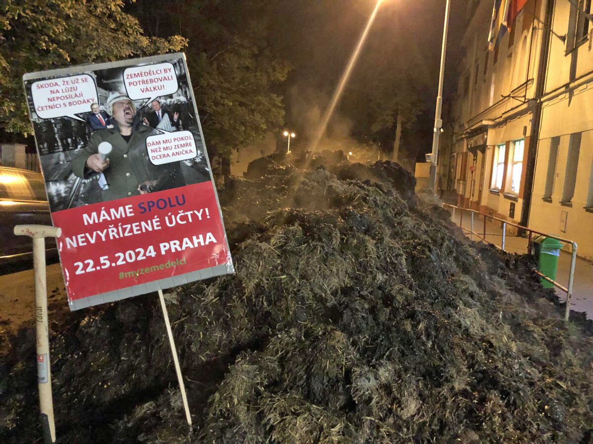 Aktivisté vysypali hromadu hnoje před úřad starosty Pavla Novotného v Řeporyjích. Foto: FB/My zemědělci