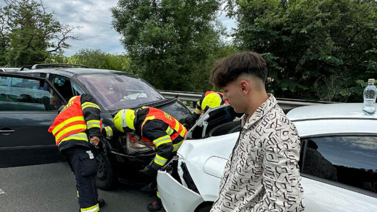 Jan Bendig měl nehodu. Do jeho mercedesu vrazila řidička renaultu. Foto: IG