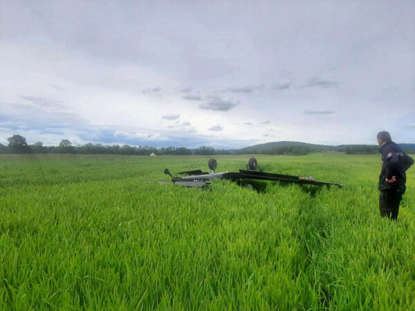 Letadlo při nouzovém přistání narazilo do srnce. Foto: PČR