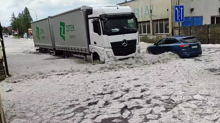Kamion se brodí zatopenou ulicí v Lytomyšli. Zdroj: FB