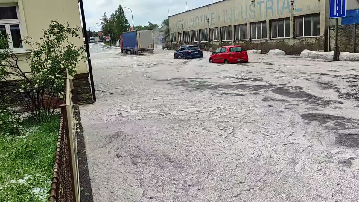 Auta projíždí zatopenou ulici v Litomyšli. Zdroj: FB