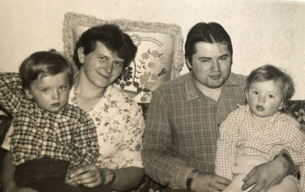 Josef Maršálek na archivní fotografii s rodiči.