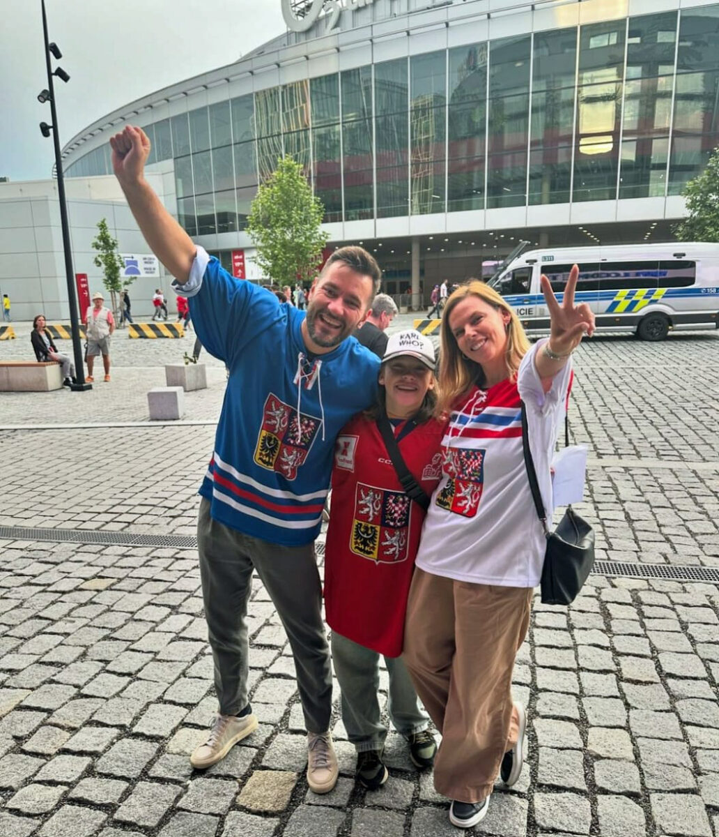 Zpěvák Marek Ztracený s rodinou přišli fandit na mistrovství světa v hokeji. Zdroj: IG