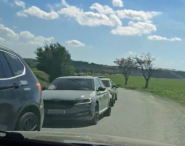 Nekonečné kolony u letiště Náměšť nad Oslavou. Zdroj: Martina Mesárošová