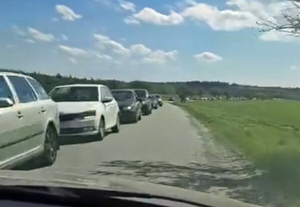 Nekonečné kolony u letiště Náměšť nad Oslavou. Zdroj: Martina Mesárošová