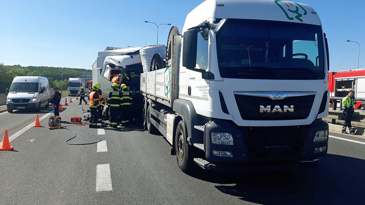 Tragická nehoda dvou kamionů na Černém Mostě. Foto: PČR