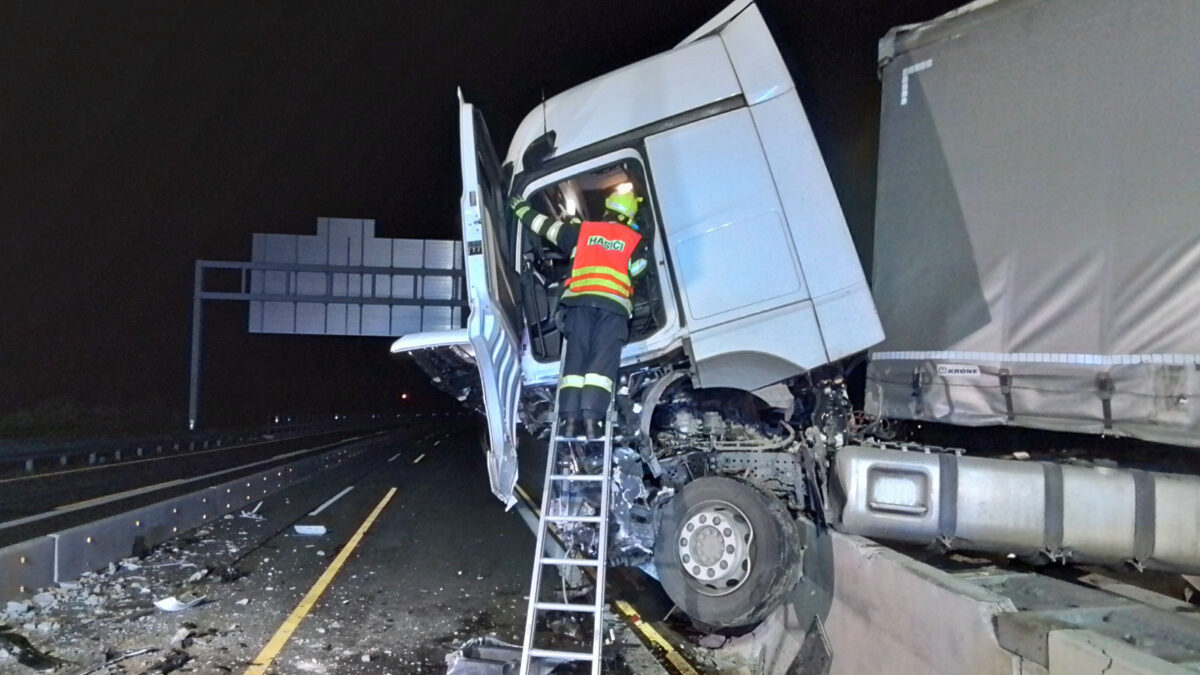 Nehoda kamionu na D35 u Olomouce. Foto: HZS