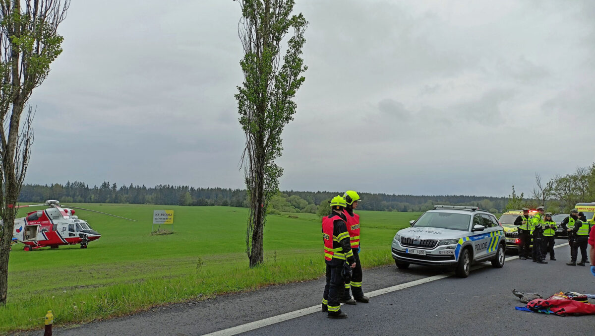 Záchranáři zasahují u tragické nehody u obce Andělská Hora. Foto: HZS