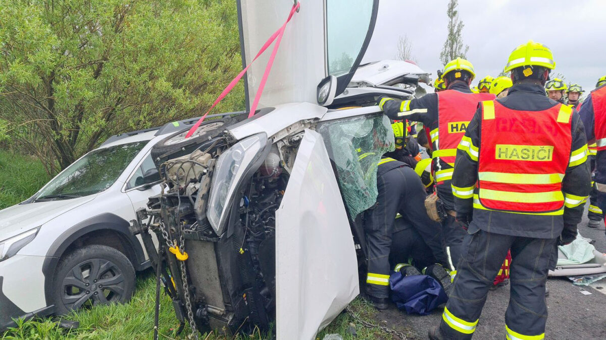 Záchranáři zasahují u tragické nehody u obce Andělská Hora. Foto: HZS