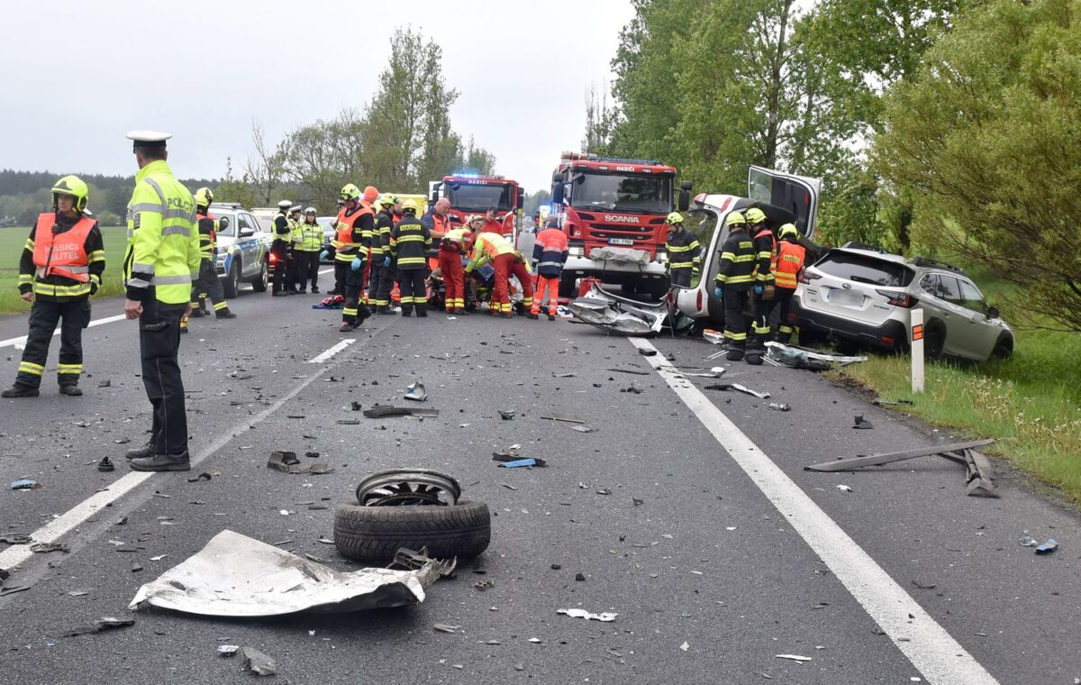 Záchranáři zasahují u tragické nehody u obce Andělská Hora. Foto: HZS