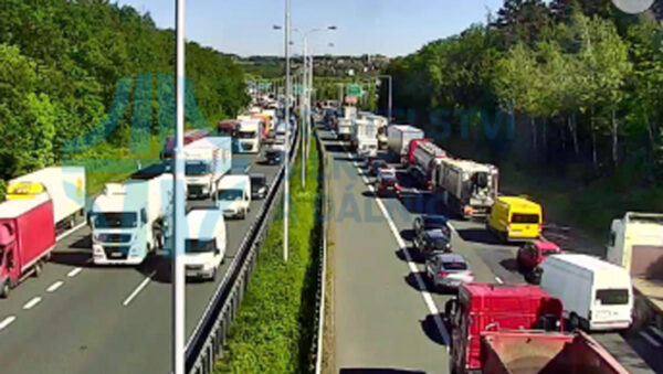 Nehoda dvou kamionů blokuje provoz na D0 u Černého Mostu. Zdroj: ŘSD