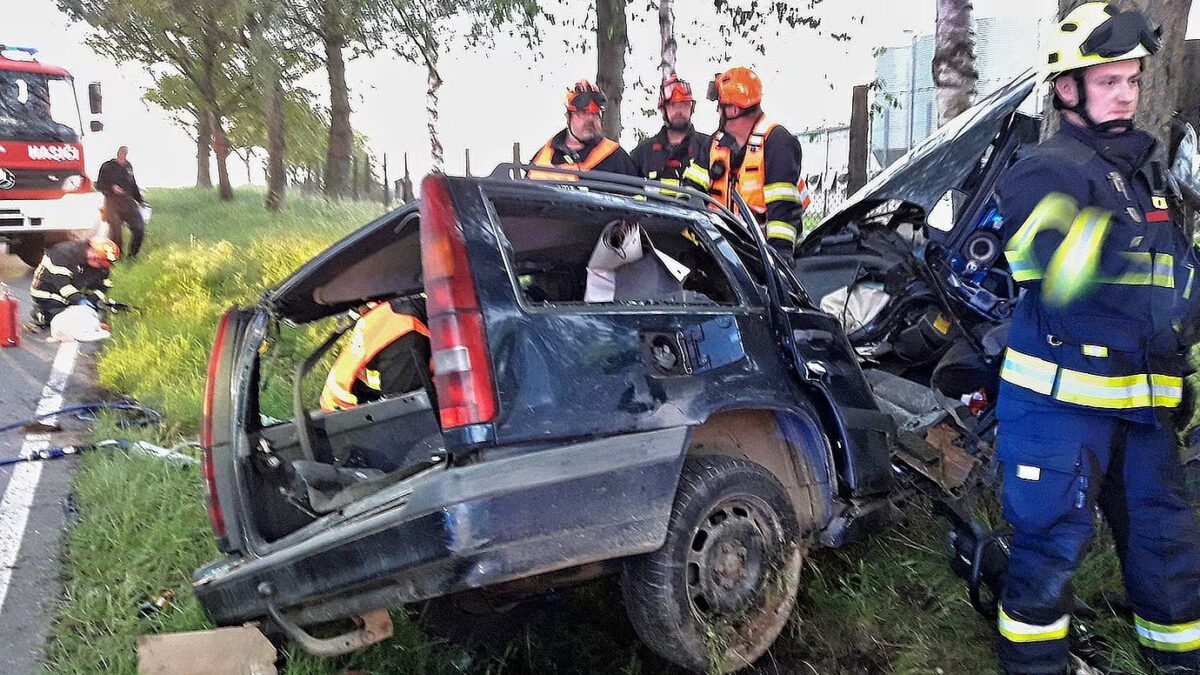 Tragická nehoda u Chříče. Volvo narazilo do stromu. Foto: HZS