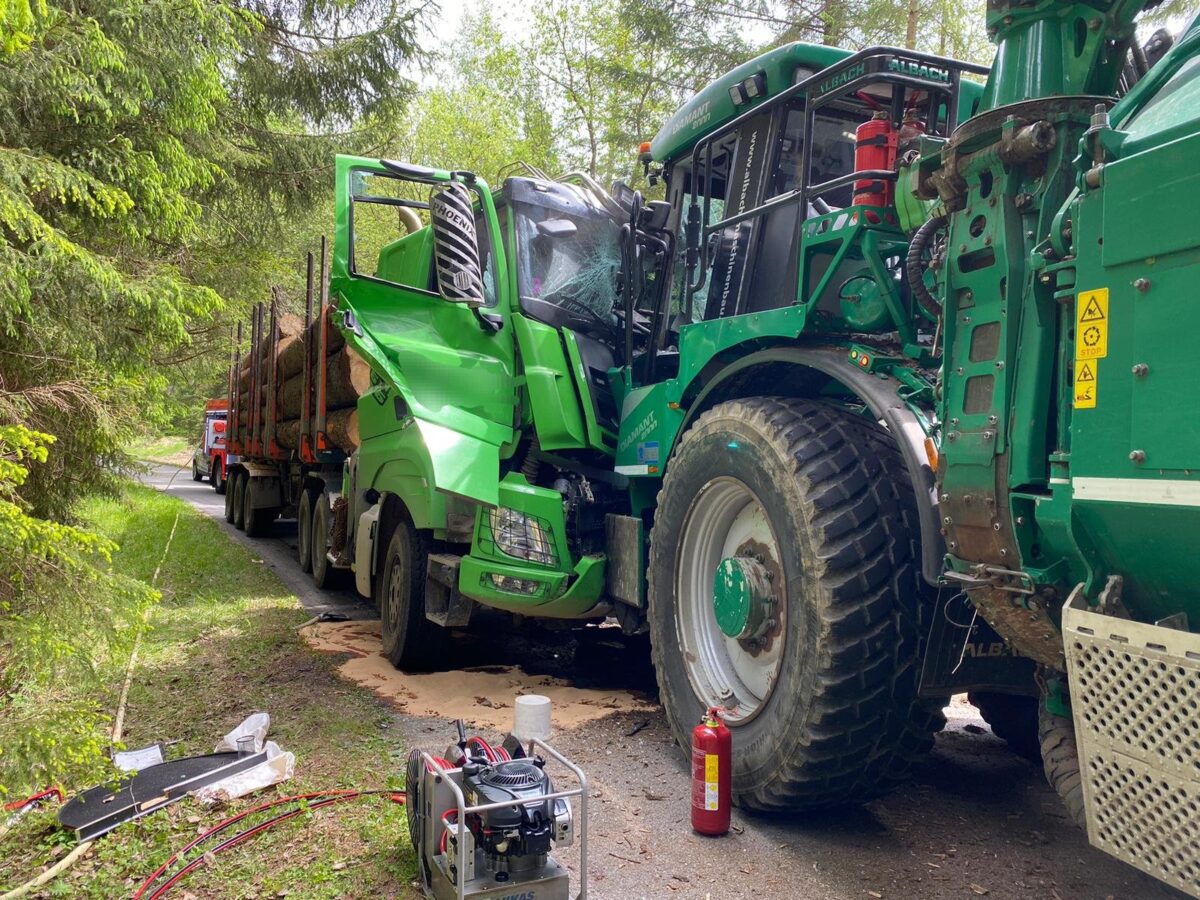 Nehoda nedaleko Frymburka. Srazil se tahač se dřevem a štěpkovač. Foto: HZS