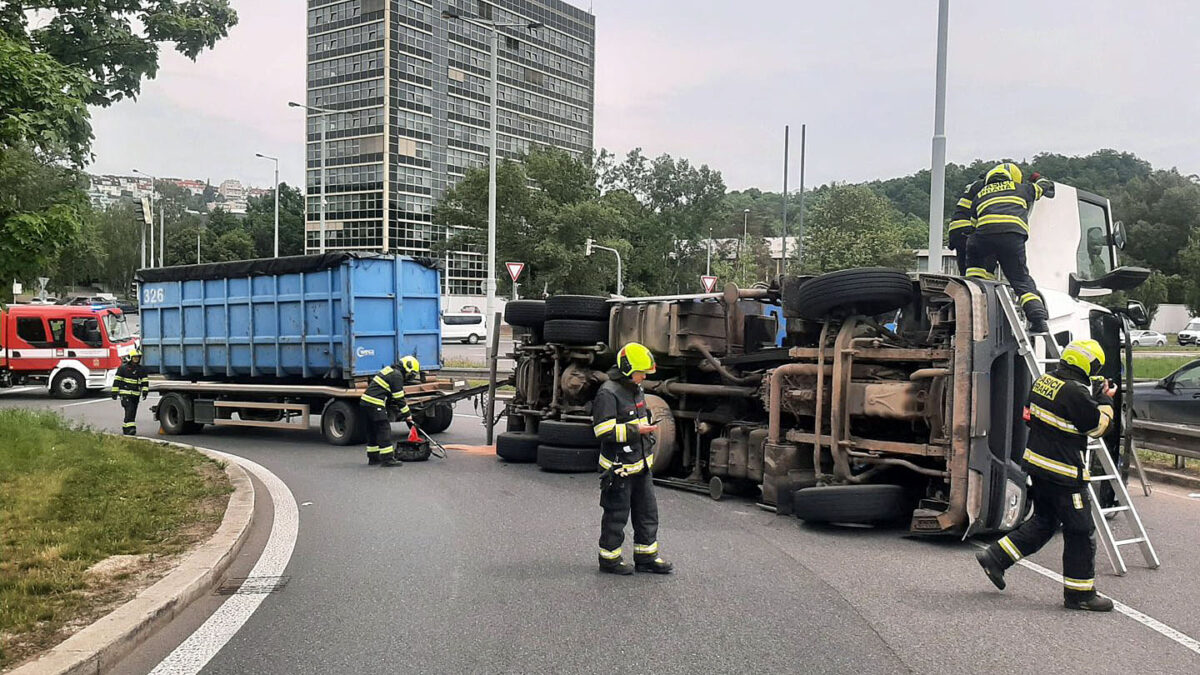 Nehoda kamionu komplikuje dopravu v Praze. Foto: PČR