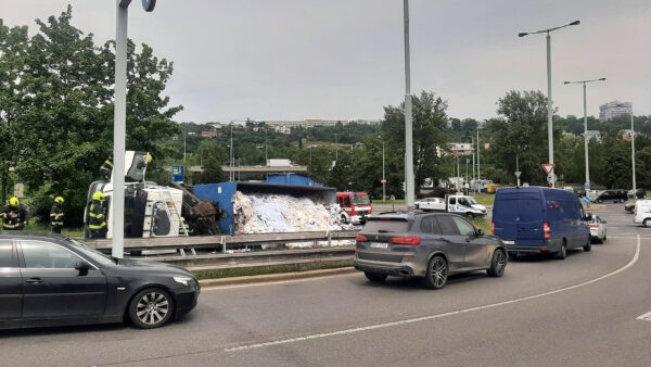 Nehoda kamionu komplikuje dopravu v Praze. Foto: PČR