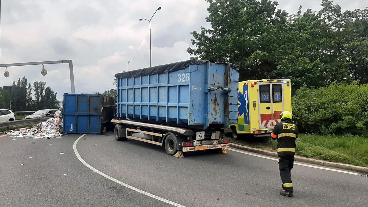 Nehoda kamionu komplikuje dopravu v Praze. Foto: PČR