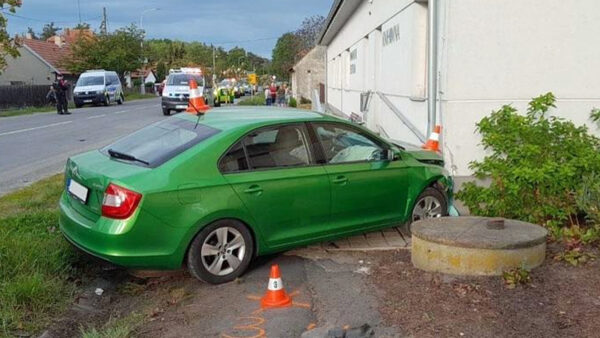 Auto následně narazilo do budovy knihovny. Foto: HZS