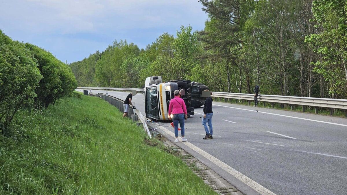 Nehoda odtahovky na silnici 35 u Liberce. Foto: FB/Jan Mejsnar