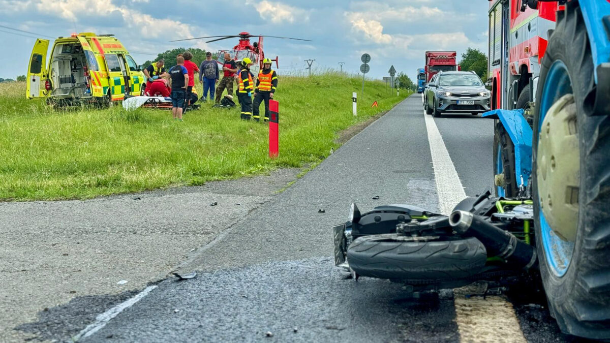 Nehoda motorkáře a traktoru v Opavě. Foto: ZZS