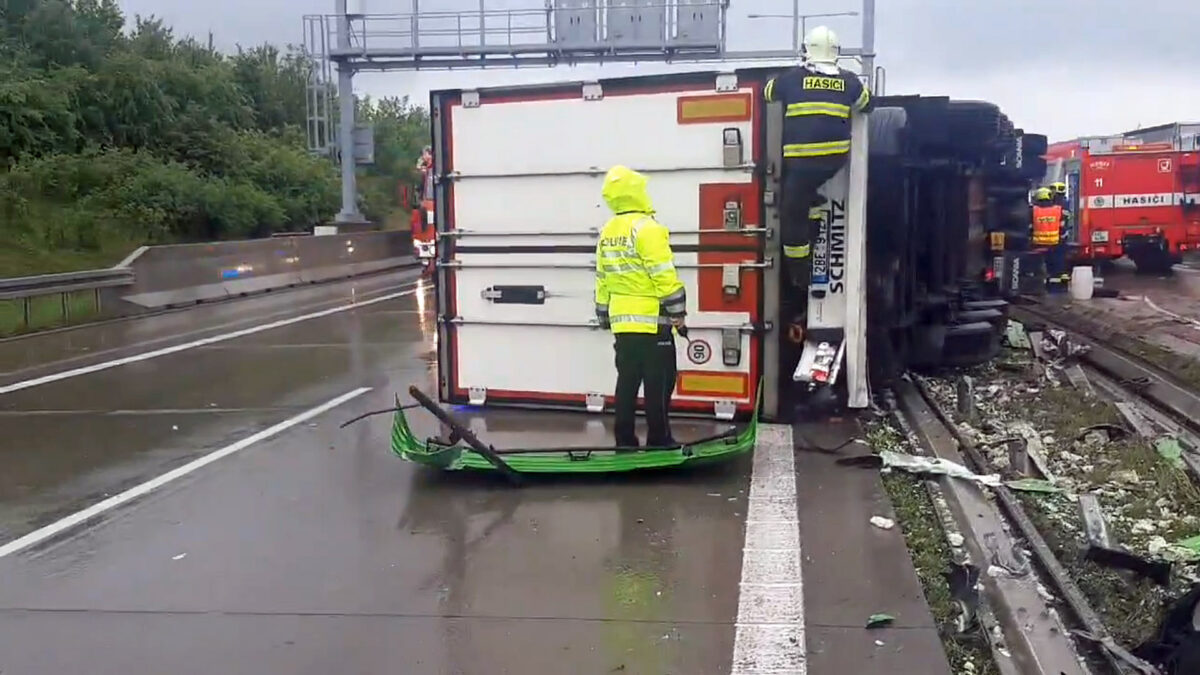 Nehoda na Pražském okruhu. Převrátil se tam kamion. Foto: PČR