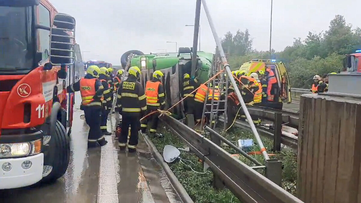 Nehoda na Pražském okruhu. Převrátil se tam kamion. Foto: PČR