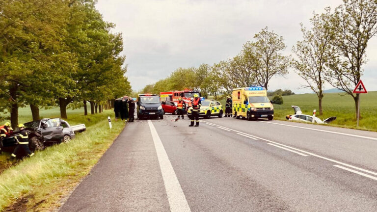 Vážná nehoda pěti aut u obce Rovná. Foto: ZZS