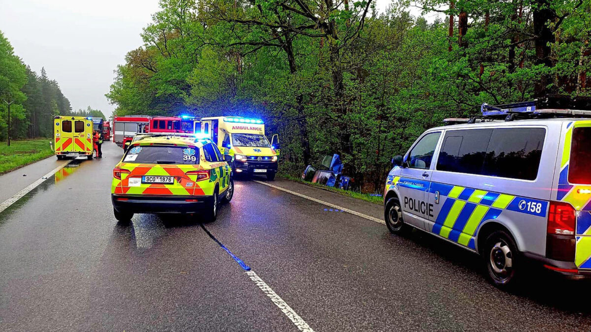 K další nehodě dvou aut došlo večer mezi obcemi Mláka a Stará Hlína v okrese Jindřichův Hradec. Foto: ZZS