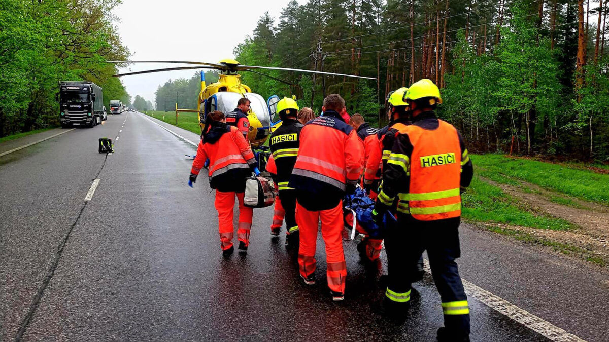 K další nehodě dvou aut došlo večer mezi obcemi Mláka a Stará Hlína v okrese Jindřichův Hradec. Foto: ZZS